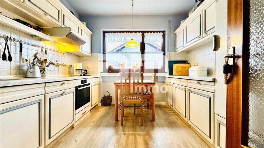 Gepflegtes 1 bis 2 Familienhaus in gesuchter Ortsrandlage mit Panoramablick - EG Küche / mit EBK